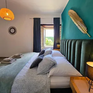 Hum-the Smallest Town In The World Apartman
